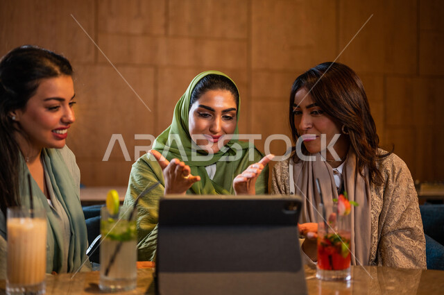 صديقات عربيات خليجيات سعوديات يجلسن في المقهى، إستخدام جهاز التابلت، التسوق الالكتروني، علاقات إجتماعية بين الإصدقاء، إستخدام وسائل التواصل الإجتماعي، قضاء أوقات ممتعة مع الأصدقاء، تصفح الإنترنت، جلسة وناسة وتعارف، كوفي شوب راقي بالسعودية