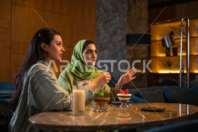 صديقات عربيات خليجيات سعوديات يجلسن في المقهى، علاقات إجتماعية بين الإصدقاء، قضاء أوقات ممتعة مع الأصدقاء، جلسة وناسة وتعارف، كوفي شوب راقي في المملكة العربية السعودية، إجتماع الأصدقاء في عطلة نهاية الأسبوع، إجراء حوار ممتع بين الإصدقاء