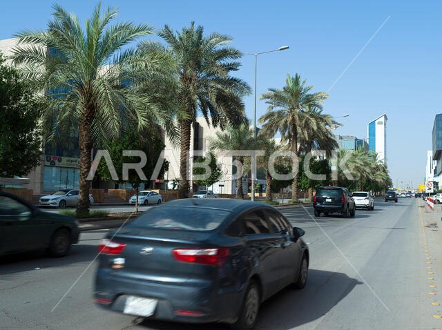 حركة مرور خفيفة في شارع العليا في الصباح الباكر بسبب التحويلات الإلزامية ضمن مشروع إنشاء مترو الأنفاق في الرياض، المملكة العربية السعودية، 26-0
