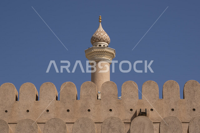 صورة مقربة لمنارة مسجد قلعة نزوى في سلطنة عمان، سارية علم، علم عمان، قلعة نزوى التاريخية، معالم عمان المشهورة، الفن الهندسي المعماري، حصون وقلاع، منارة مسجد، العبادة والتقرب الى الله، السياحة في عمان