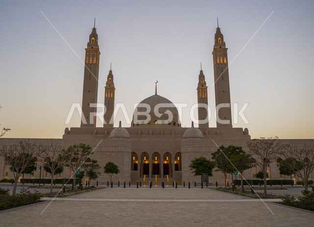 مسجد السلطان قابوس في مدينة نزوى بسلطنة عمان، مسجد السلطان قابوس، معالم عمان المشهورة، الفن الهندسي المعماري، العبادة والتقرب الى الله، أماكن اسلامية، السياحة في عمان
