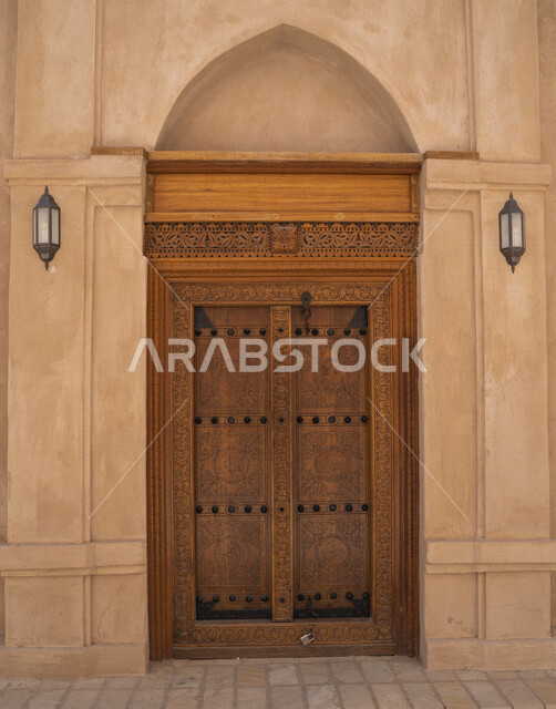 صورة مقربة لباب قديم في حصن الحزم بمدينة الرستاق في سلطنة عمان، قلعة الحزم التاريخية، معالم عمان المشهورة، الفن الهندسي المعماري، حصون وقلاع، باب خشبي قديم، السياحة في عمان