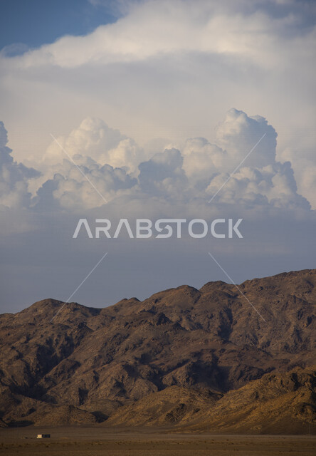 الجبال والمرتفعات في المملكة العربية السعودية، غيوم كثيفة في سماء السعودية، السحب الركامية، سحب بيضاء، جمال الطبيعة في السعوية، السياحة في السعودية