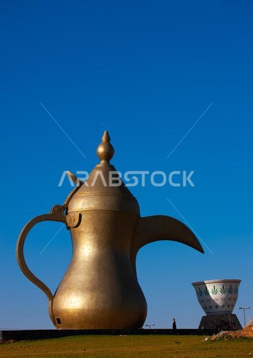 إبريق قهوة عملاق على طول طريق سريع، منطقة الجوف، قارة، المملكة العربية السعودية إبريق قهوة عملاق على طول طريق سريع، منطقة الجوف، قارة، المملكة العربية السعودية