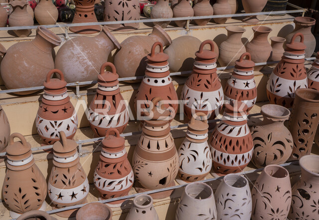 مجموعة من الفخارات في سوق نزوى بسلطنة عمان، اعمال فخارية، اعمال يدوية، سوق نزوى التاريخي، اعمال فنية ابداعية