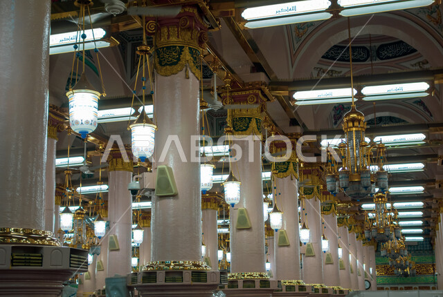 صورة من داخل المسجد النبوي الشريف في المدينة المنورة بالمملكة العربية السعودية، تصميمات وديكورات اسلامية، الفن الهندسي المعماري الداخلي للحرم النبوي، العبادة والتقرب الى الله، اسلاميات وعبادة