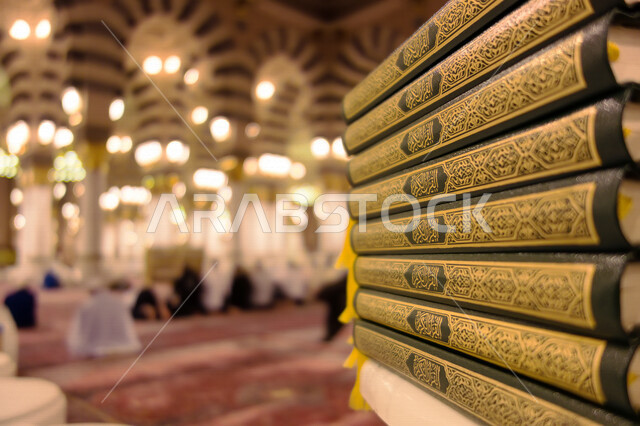 صورة مقربة لمجموعة من المصاحف داخل المسجد النبوي الشريف في المدينة المنورة بالمملكة العربية السعودية، القرآن الكريم، قرأة كتاب الله، رمضان، جمعة مباركة، العبادة والتقرب الى الله، اسلاميات وعبادة
