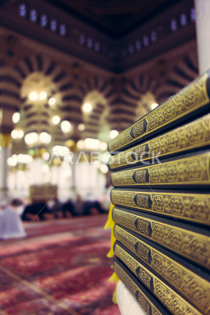 صورة مقربة لمجموعة من المصاحف داخل المسجد النبوي الشريف في المدينة المنورة بالمملكة العربية السعودية، القرآن الكريم، قرأة كتاب الله، رمضان، جمعة مباركة، العبادة والتقرب الى الله، اسلاميات وعبادة