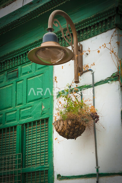 صورة مقربة لضوء معلق على الحائط في البلد التاريخي بجدة في المملكة العربية السعودية، التصميم المعماري العربي القديم، حواري البلد التاريخي في جدة، المباني الأثرية، المعالم التاريخية في جدة، انارة الشوارع، ضوء قديم