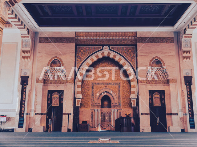 صورة من الداخل لمسجد بديكورات وتصاميم رائعة، تصميمات وديكورات اسلامية، الفن الهندسي المعماري الداخلي للمساجد، العبادة والتقرب الى الله، اسلاميات وعبادة