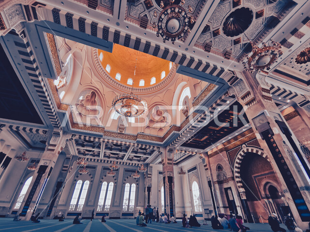 مجموعة من المصليين داخل المسجد، تصميمات وديكورات اسلامية، الفن الهندسي المعماري الداخلي للمساجد، العبادة والتقرب الى الله، اسلاميات وعبادة