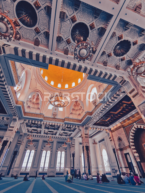 مجموعة من المصليين داخل المسجد، تصميمات وديكورات اسلامية، الفن الهندسي المعماري الداخلي للمساجد، العبادة والتقرب الى الله، اسلاميات وعبادة