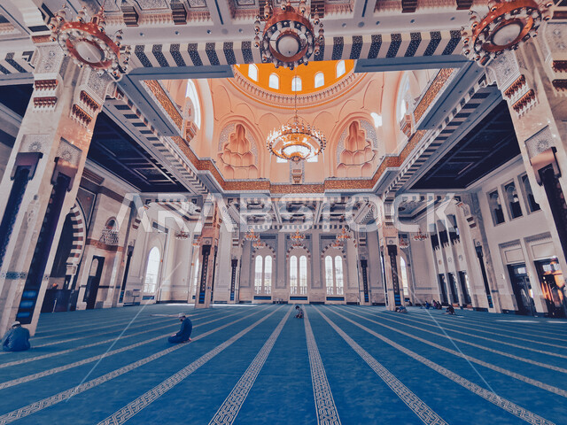 رجل مسلم داخل المسجد، تصميمات وديكورات اسلامية، الفن الهندسي المعماري الداخلي للمساجد، العبادة والتقرب الى الله، اسلاميات وعبادة