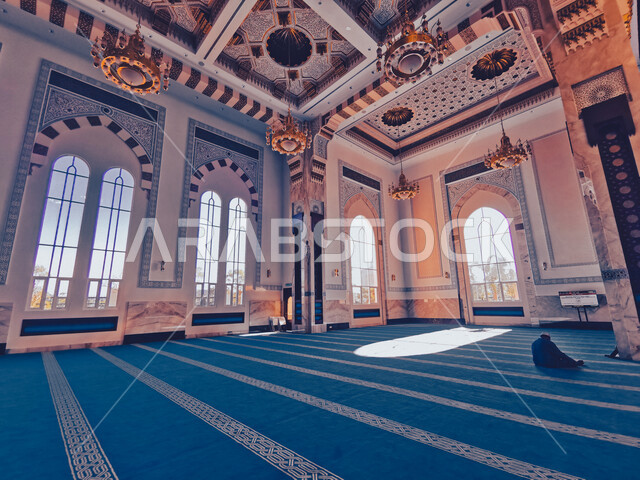 رجل مسلم يصلي داخل المسجد، تصميمات وديكورات اسلامية، الفن الهندسي المعماري الداخلي للمساجد، العبادة والتقرب الى الله، اسلاميات وعبادة