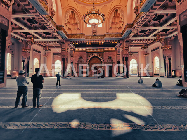 مجموعة من المصليين داخل المسجد، تصميمات وديكورات اسلامية، الفن الهندسي المعماري الداخلي للمساجد، العبادة والتقرب الى الله، اسلاميات وعبادة