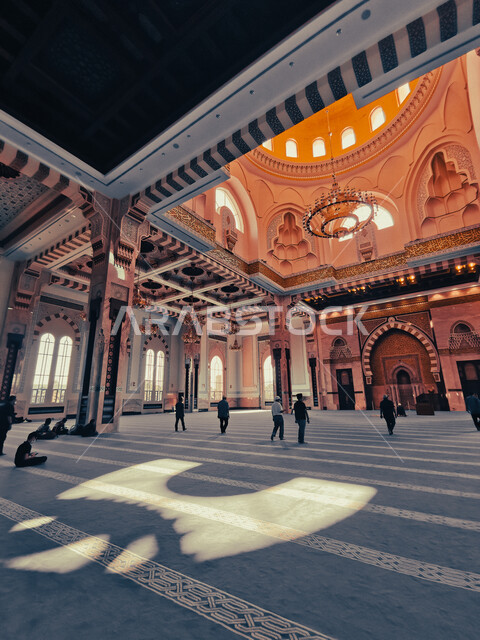 مجموعة من المصليين داخل المسجد، تصميمات وديكورات اسلامية، الفن الهندسي المعماري الداخلي للمساجد، العبادة والتقرب الى الله، اسلاميات وعبادة