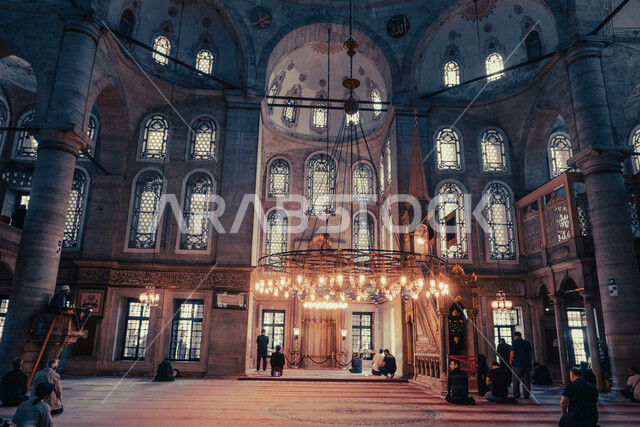 مجموعة من المصليين داخل المسجد، تصميمات وديكورات اسلامية، مسجد  بديكورات وتصاميم رائعة، الفن الهندسي المعماري الداخلي للمساجد، العبادة والتقرب الى الله، اسلاميات وعبادة