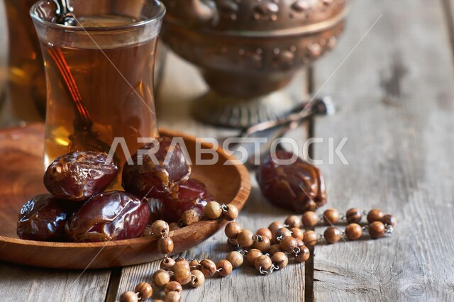 كوب من الشاي العربي الساخن مع التمر الصحي، طبق الضيافة العربية، ضيافة رمضانية، التمور الصحية واللذيذة، مشروبات ساخنة