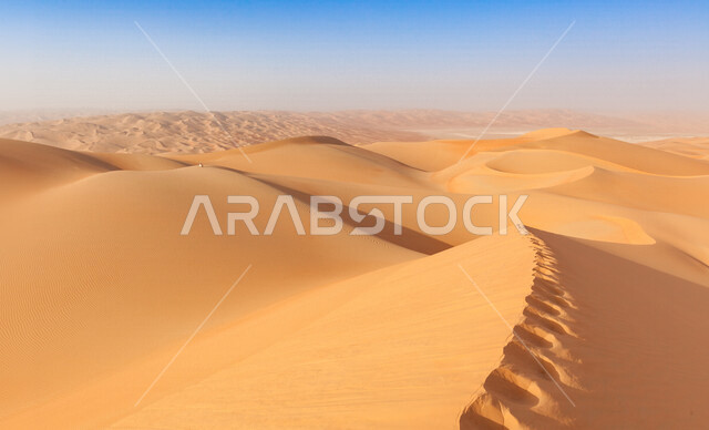 صورة جمالية للمناطق صحراوية ، الكثبان الرملية ، اماكن سياحية ، الطبيعة الصحراوية ، صحراء شبه الجزيرة العربية ، الرمال الذهبية ، البيئة الصحراوية ، تلال رملية
