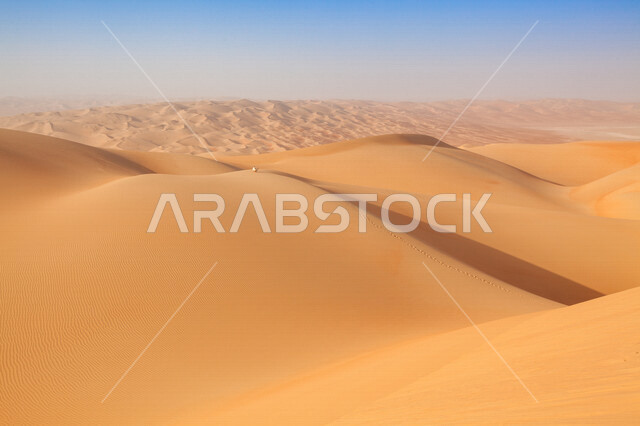 صورة جمالية للمناطق صحراوية ، الكثبان الرملية ، اماكن سياحية ، الطبيعة الصحراوية ، صحراء شبه الجزيرة العربية ، الرمال الذهبية ، البيئة الصحراوية ، تلال رملية