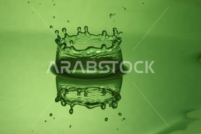 تساقط ثطرة من الماء على بقعة مائية، سطح مائي باللون الأخضر، شكل دائري رائع، خلفية لسطح مائي