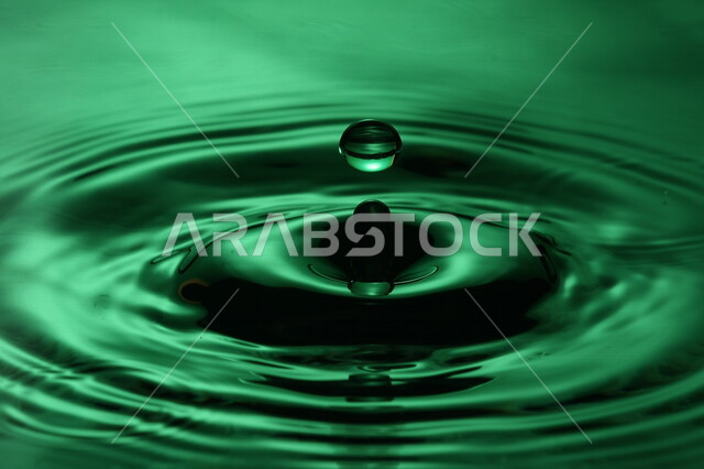 تساقط ثطرة من الماء على بقعة مائية، سطح مائي باللون الأخضر، شكل دائري رائع، خلفية لسطح مائي