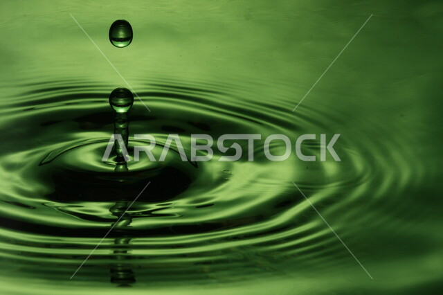 تساقط ثطرة من الماء على بقعة مائية، سطح مائي باللون الأخضر، شكل دائري رائع، خلفية لسطح مائي
