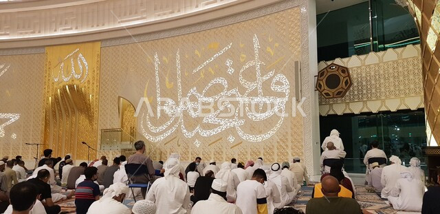 مجموعة من المصليين داخل مسجد الشيخ خليفة بن زايد في مدينة العين بامارة ابو ظبي في الامارات العربية المتحدة، واعتصمو بحبل الله، تصميمات وديكورات رائعة، العبادة والتقرب الى الله، اسلاميات وعبادة