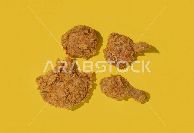 قطع الدجاج المقلي المقرمش، دجاج بروستد الشهي، وجبات سريعه, مأكولات ومطاعم عربية, وجبات غير صحيه, خلفيه صفراء