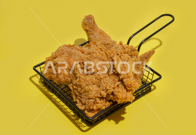قطع الدجاج المقلي المقرمش، دجاج بروستد الشهي، وجبات سريعه, مأكولات ومطاعم عربية, وجبات غير صحيه, خلفيه صفراء