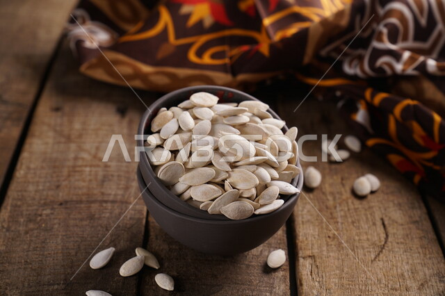 طبق من بذور اليقطين الأبيض, مكسرات مالحه, فصفص, بذور مالحه, تسالي, لب ...