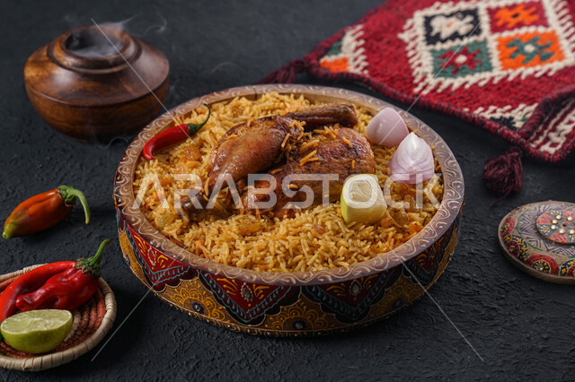 طبق من الارز مع الدجاج المشوي, كبسه مع الدجاج المندي, دجاج شوايه مع الأرز الطائفي, مأكولات عربيه سعوديه خليجيه, أطباق شعبيه, عزائم وولائم, مطاعم سعوديه