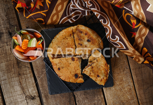 طبق من فطيرة الحواوشي المصريه, الخبز المحشو باللحم, فطائر ومعجنات, مأكولات شعبيه مشهوره