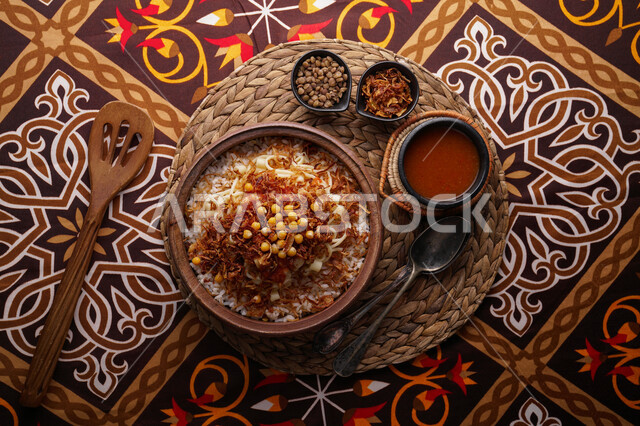  طبق من الكشري المصري الشهير, أطباق شعبيه تقليديه, مائدة طعام، مطاعم عربية شرقية، وصفات وأطباق طعام لذيذة، طبق من الارز والمعكرونة المزينة بالصلصة الحارة 