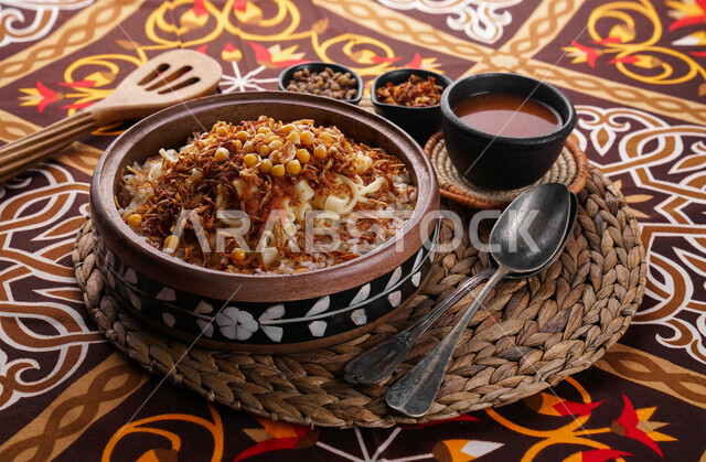  طبق من الكشري المصري الشهير, أطباق شعبيه تقليديه, مائدة طعام، مطاعم عربية شرقية، وصفات وأطباق طعام لذيذة، طبق من الارز والمعكرونة المزينة بالصلصة الحارة 