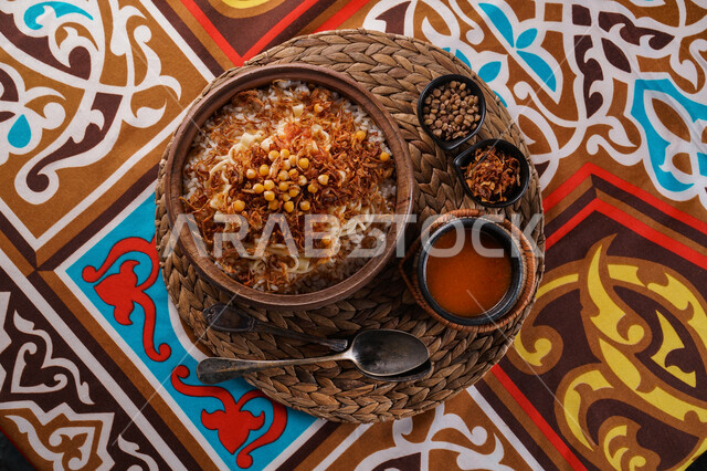  طبق من الكشري المصري الشهير, أطباق شعبيه تقليديه, مائدة طعام، مطاعم عربية شرقية، وصفات وأطباق طعام لذيذة، طبق من الارز والمعكرونة المزينة بالصلصة الحارة 