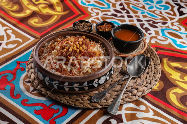  طبق من الكشري المصري الشهير, أطباق شعبيه تقليديه, مائدة طعام، مطاعم عربية شرقية، وصفات وأطباق طعام لذيذة، طبق من الارز والمعكرونة المزينة بالصلصة الحارة 