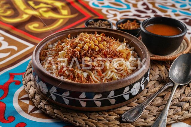  طبق من الكشري المصري الشهير, أطباق شعبيه تقليديه, مائدة طعام، مطاعم عربية شرقية، وصفات وأطباق طعام لذيذة، طبق من الارز والمعكرونة المزينة بالصلصة الحارة 