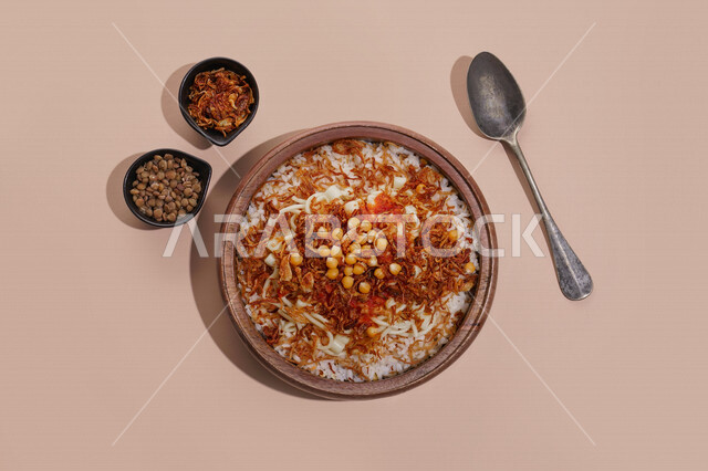  طبق من الكشري المصري الشهير, أطباق شعبيه تقليديه, مائدة طعام، مطاعم عربية شرقية، وصفات وأطباق طعام لذيذة، طبق من الارز والمعكرونة المزينة بالصلصة الحارة 