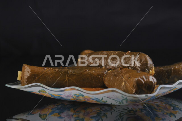 طبق محشي ورق العنب اللذيذ، ورق عنب، محشي، مأكولات شرقية، مطاعم عربية، طبق صحي