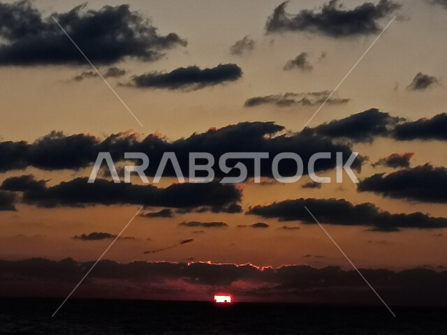 صورة ظلية للسماء الملبدة بالغيوم وقت غروب الشمس، مناظر طبيعية، جمال السماء المليئة بالسحب، خلفية الطبيعة