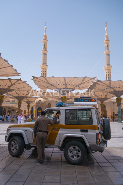  سيارة ورجل أمن امام مسجد النبي محمد صلى الله عليه وسلم في المدينه المنوره, الفن الهندسي المميز لتصميم مظلات ساحات المسجد النبوي الشريف، الفن الهندسي والمعماري لبناء المسجد, الحرم المدني في المملكة العربية السعودية