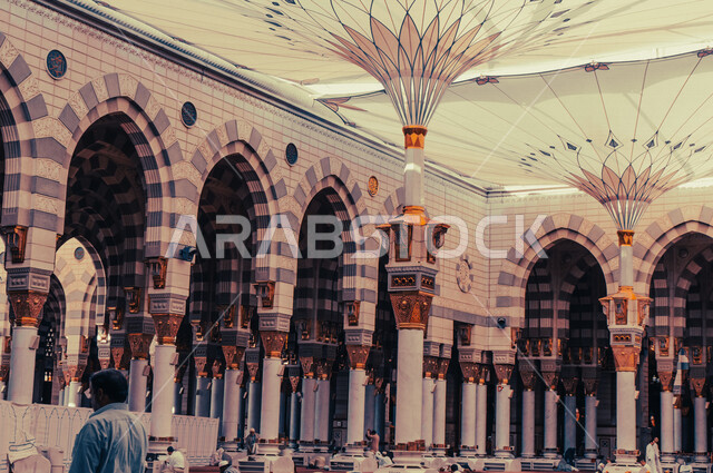 مسجد النبي محمد صلى الله عليه وسلم في المدينه المنوره, الزخرفه الإسلاميه للتصميم الداخلي للمسجد النبوي الشريف، الفن الهندسي والمعماري لبناء المسجد, الحرم المدني في المملكة العربية السعودية