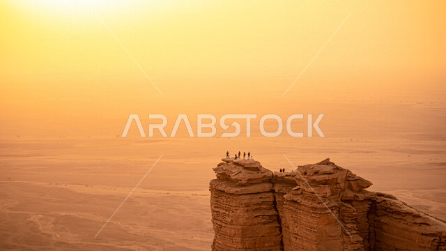 منظر طبيعي جميل  لسلسلة جبال طويق في الرياض في المملكه العربيه السعوديه, حافة نهاية العالم, مطل الجراند كانيون, مناطق سياحيه مميزه في الرياض, السياحه في المملكه العربيه السعوديه