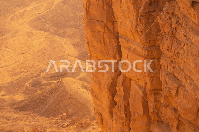 منظر طبيعي جميل  لسلسلة جبال طويق في الرياض في المملكه العربيه السعوديه, حافة نهاية العالم, مطل الجراند كانيون, مناطق سياحيه مميزه في الرياض, السياحه في المملكه العربيه السعوديه