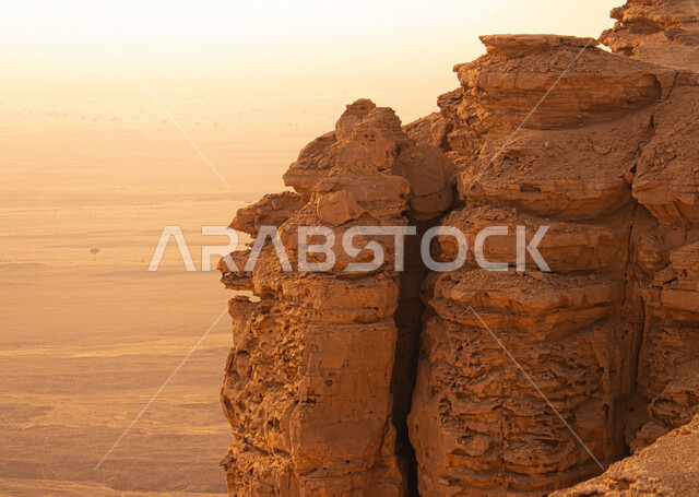 منظر طبيعي جميل  لسلسلة جبال طويق في الرياض في المملكه العربيه السعوديه, حافة نهاية العالم, مطل الجراند كانيون, مناطق سياحيه مميزه في الرياض, السياحه في المملكه العربيه السعوديه
