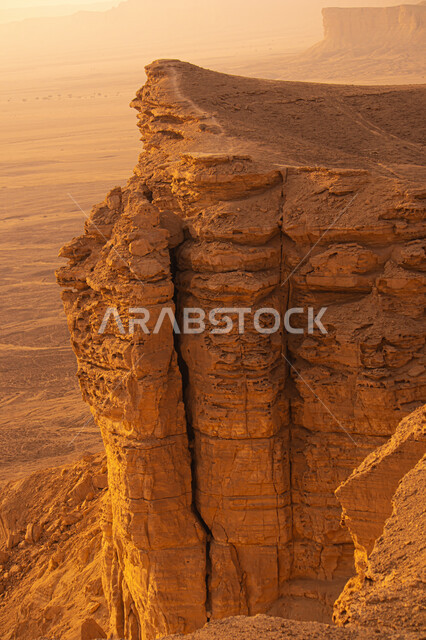 منظر طبيعي جميل  لسلسلة جبال طويق في الرياض في المملكه العربيه السعوديه, حافة نهاية العالم, مطل الجراند كانيون, مناطق سياحيه مميزه في الرياض, السياحه في المملكه العربيه السعوديه