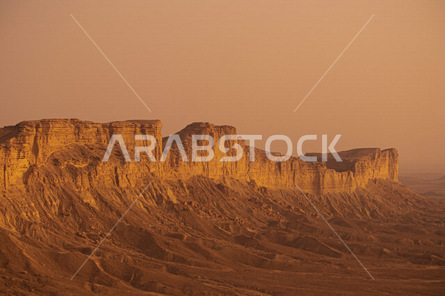 منظر طبيعي جميل  لسلسلة جبال طويق في الرياض في المملكه العربيه السعوديه, حافة نهاية العالم, مطل الجراند كانيون, مناطق سياحيه مميزه في الرياض, السياحه في المملكه العربيه السعوديه
