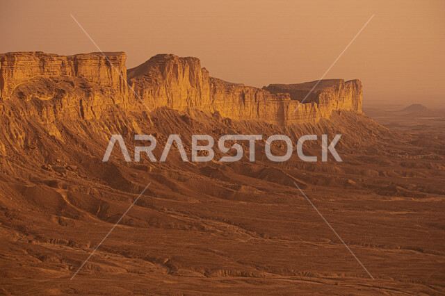 منظر طبيعي جميل  لسلسلة جبال طويق في الرياض في المملكه العربيه السعوديه, حافة نهاية العالم, مطل الجراند كانيون, مناطق سياحيه مميزه في الرياض, السياحه في المملكه العربيه السعوديه