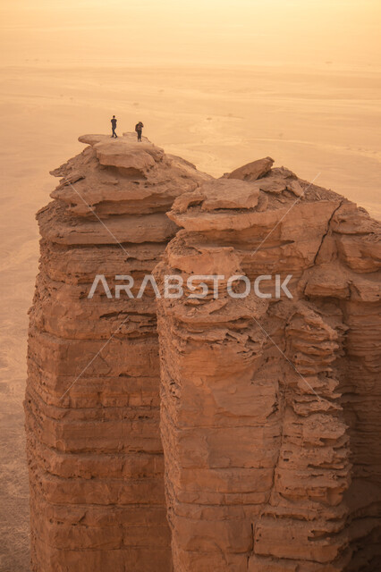 منظر طبيعي جميل  لسلسلة جبال طويق في الرياض في المملكه العربيه السعوديه, حافة نهاية العالم, مطل الجراند كانيون, مناطق سياحيه مميزه في الرياض, السياحه في المملكه العربيه السعوديه